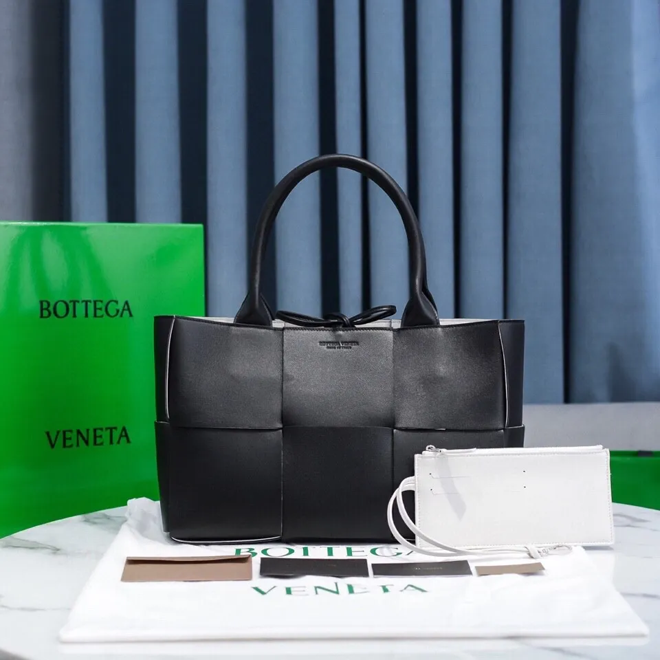Batch 1860 BottegaVeneta# 🧷Early autumn calfskin SLIP tote handbag, the oversized woven design really makes it a huge gap from ordinary tote bags🔗🔗Different color combinations for the inner and outer layers ⛓Daniel Lee leads the brand gene to continue to evolve with fresh inspiration🧬🧬 Showing the balance between luxury and reality👉Sheepskin Size 36*24*12【9892#】